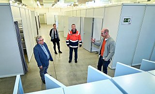 Freuen sich darüber, eine weitere Flüchtlingsunterkunft am Start zu haben: Franz Schaible, Monique Rennemann, Maik Brinkmann und Ingo Nürnberger, v.l. - Barbara Franke Freuen sich darüber, eine weitere Flüchtlingsunterkunft am Start zu haben: Franz Schaible, Monique Rennemann, Maik Brinkmann und Ingo Nürnberger, v.l. - Barbara Franke