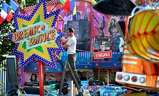 Seit rund 20 Jahren ist das Fahrgeschäft Break Dance Stammgast in Gütersloh. Beim Aufbau und Betrieb der Fahrgeschäfte müssen die Hygiene-Vorgaben beachtet werden. - Andreas Frücht Seit rund 20 Jahren ist das Fahrgeschäft Break Dance Stammgast in Gütersloh. Beim Aufbau und Betrieb der Fahrgeschäfte müssen die Hygiene-Vorgaben beachtet werden. - Andreas Frücht