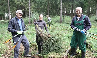Klaus Bofinger (l.) und sein Freund Bernd Mehnert kommen aus Darmstadt, um bei diesem Projekt zu helfen. Die gebürtige Paderbornerin Karolin Prott ist die ehrenamtliche Gruppenleiterin. - Uwe Müller Klaus Bofinger (l.) und sein Freund Bernd Mehnert kommen aus Darmstadt, um bei diesem Projekt zu helfen. Die gebürtige Paderbornerin Karolin Prott ist die ehrenamtliche Gruppenleiterin. - Uwe Müller