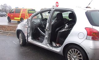 Der Toyota Yaris ist schwer beschädigt. Der Fahrer war hniter dem Lenrad eingeklemmt und musste von der Feuerwehr herausgeschnitten werden. Foto: Karsten Schulz - Karsten Schulz Der Toyota Yaris ist schwer beschädigt. Der Fahrer war hniter dem Lenrad eingeklemmt und musste von der Feuerwehr herausgeschnitten werden. Foto: Karsten Schulz - Karsten Schulz