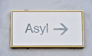 Ein Schild mit der Aufschrift «Asyl» in einer Erstaufnahme für Asylbewerber. - Uli Deck/dpa Ein Schild mit der Aufschrift «Asyl» in einer Erstaufnahme für Asylbewerber. - Uli Deck/dpa