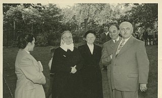 Im Vordergrund Karl Pawlowski. Sein Fahrer ist der dritter von rechts im Hintergrund. Er soll die Weiße Fahne auf der Sparrenburg aufgezogen haben. - Helga Standop Im Vordergrund Karl Pawlowski. Sein Fahrer ist der dritter von rechts im Hintergrund. Er soll die Weiße Fahne auf der Sparrenburg aufgezogen haben. - Helga Standop