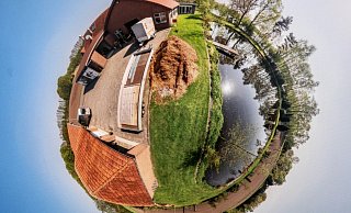 Idylle am See: Die 360 Grad-Aufnahme verdeutlicht es: Die Firma Formfreund an der Grenze zwischen Marienfeld und Brockhagen liegt im Grünen. Mit seinem Start-Up-Konzept hat Firmengründer Tim Brüggemann den Preis der OWL Wirtschaft gewonnen. - Robert Becker Idylle am See: Die 360 Grad-Aufnahme verdeutlicht es: Die Firma Formfreund an der Grenze zwischen Marienfeld und Brockhagen liegt im Grünen. Mit seinem Start-Up-Konzept hat Firmengründer Tim Brüggemann den Preis der OWL Wirtschaft gewonnen. - Robert Becker