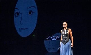 Bei "Antigone" erwartet die Zuschauer im Paderborner Theater eine Synthese aus Video-Beiträgen und Live-Spiel. - Tobias Kreft Bei "Antigone" erwartet die Zuschauer im Paderborner Theater eine Synthese aus Video-Beiträgen und Live-Spiel. - Tobias Kreft