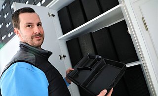 Henning Ludwig zeigt eine der Menüboxen, die in dieser Größe extra für die Warburger hergestellt wurde. Es gibt vier Größen. - Simone Flörke Henning Ludwig zeigt eine der Menüboxen, die in dieser Größe extra für die Warburger hergestellt wurde. Es gibt vier Größen. - Simone Flörke