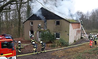 Das Feuer hat sich bis in die obersten Etagen des Hauses durchgefressen. - Charlotte Mahncke Das Feuer hat sich bis in die obersten Etagen des Hauses durchgefressen. - Charlotte Mahncke
