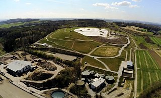 Auf der Deponie Reesberg in Kirchlengern gibt es seit diesem Jahr eine Photovoltaik-Anlage. Eventuell könnte hier künftig noch mehr Strom aus erneuerbaren Energien produziert werden. - Kreis Herford Auf der Deponie Reesberg in Kirchlengern gibt es seit diesem Jahr eine Photovoltaik-Anlage. Eventuell könnte hier künftig noch mehr Strom aus erneuerbaren Energien produziert werden. - Kreis Herford
