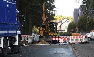 Gesperrt: Bereits unmittelbar, nachdem Anwohner der Goethestraße den Schaden bemerkt hatten, öffneten Bauarbeiter die Fahrbahn. Die Arbeiten dauern voraussichtlich die nächste Woche an. - Andreas Eickhoff Gesperrt: Bereits unmittelbar, nachdem Anwohner der Goethestraße den Schaden bemerkt hatten, öffneten Bauarbeiter die Fahrbahn. Die Arbeiten dauern voraussichtlich die nächste Woche an. - Andreas Eickhoff