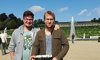 Erdal Can (l.) mit Annalena Baerbocks Mann Daniel Holefleisch im Jahr 2015 bei einem gemeinsamen Besuch von Schloss Sanssouci in Brandenburg. - Privat Erdal Can (l.) mit Annalena Baerbocks Mann Daniel Holefleisch im Jahr 2015 bei einem gemeinsamen Besuch von Schloss Sanssouci in Brandenburg. - Privat