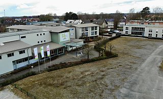 Das Haus Bredemeier (l.) öffnete vor 25 Jahren, Ende Februar 2000, in Hövelhof für die ersten Bewohnerinnen und Bewohner. 2020 kam das "Wohnen an Stollmeiers Wiesen" (r.) hinzu. - Jens Reddeker Das Haus Bredemeier (l.) öffnete vor 25 Jahren, Ende Februar 2000, in Hövelhof für die ersten Bewohnerinnen und Bewohner. 2020 kam das "Wohnen an Stollmeiers Wiesen" (r.) hinzu. - Jens Reddeker