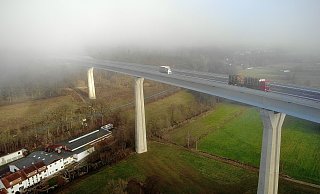 Ein schwer beladener Lastzug ist am Donnerstag auf der Aftetalbrücke bei Bad Wünnenberg verunglückt. Der Fahrer stürzte in die Tiefe. (Archivbild) - Jens Reddeker Ein schwer beladener Lastzug ist am Donnerstag auf der Aftetalbrücke bei Bad Wünnenberg verunglückt. Der Fahrer stürzte in die Tiefe. (Archivbild) - Jens Reddeker