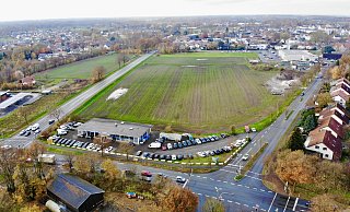 Auf der Wiese von Familie Stratmann soll rechts an der Oststraße die neue Polizeiwache entstehen, doch es gibt noch weitergehende Pläne. - Jens Reddeker Auf der Wiese von Familie Stratmann soll rechts an der Oststraße die neue Polizeiwache entstehen, doch es gibt noch weitergehende Pläne. - Jens Reddeker