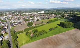 Auf Teilen dieser Freiflächen soll das neue Wohn- und Gewerbegebiet an die Delbrücker Straße (l.) angrenzen. Dort soll dann auch die KSB-Kita entstehen. - Jens Reddeker Auf Teilen dieser Freiflächen soll das neue Wohn- und Gewerbegebiet an die Delbrücker Straße (l.) angrenzen. Dort soll dann auch die KSB-Kita entstehen. - Jens Reddeker