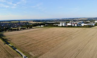 Die bisherige Ackerfläche (r.) in Borchen-Alfen ist im Regionalplan als Gewerbezone ausgewiesen. Direkt angrenzend ist das Borchener Gewerbegebiet zu sehen, dahinter verläuft die A33. - Archivfoto: Jens Reddeker Die bisherige Ackerfläche (r.) in Borchen-Alfen ist im Regionalplan als Gewerbezone ausgewiesen. Direkt angrenzend ist das Borchener Gewerbegebiet zu sehen, dahinter verläuft die A33. - Archivfoto: Jens Reddeker