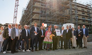 Gruppenbild mit Förderbescheid und Minister: Minister Karl-Josef Laumann hält den Förderbescheid, den er 2019 übergeben hatte. - Klinikum Gruppenbild mit Förderbescheid und Minister: Minister Karl-Josef Laumann hält den Förderbescheid, den er 2019 übergeben hatte. - Klinikum
