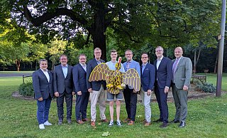 Neun Männer und ein Neun-Kilo-Vogel (v. l.): Hauptleute Önder Türkal (Western), Olaf Hildebrandt (Königsträßer), Rendant Frank Seipolt, Oberst Bernd Zengerling, Junior-Vogelbauer Leonhard Hepers, Oberstleutnant Oliver Pawlak sowie Hauptleute Christoph Queren (Heide), Frank Langenhorst (Maspern) und Fabian Pantke (Kämper). - Birger Berbüsse Neun Männer und ein Neun-Kilo-Vogel (v. l.): Hauptleute Önder Türkal (Western), Olaf Hildebrandt (Königsträßer), Rendant Frank Seipolt, Oberst Bernd Zengerling, Junior-Vogelbauer Leonhard Hepers, Oberstleutnant Oliver Pawlak sowie Hauptleute Christoph Queren (Heide), Frank Langenhorst (Maspern) und Fabian Pantke (Kämper). - Birger Berbüsse