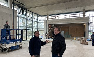 Viel Platz in der offenen Mitte: Stadtsprecher Volker Müller-Ulrich und Dieter Hinzmann vom städtischen Gebäudemanagement sprechen über den Baufortschritt im Neubau der Grundschule Eidinghausen. - Nicole Bliesener Viel Platz in der offenen Mitte: Stadtsprecher Volker Müller-Ulrich und Dieter Hinzmann vom städtischen Gebäudemanagement sprechen über den Baufortschritt im Neubau der Grundschule Eidinghausen. - Nicole Bliesener