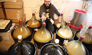 Kümmert sich um den Gärungsvorgang in den Glasballons: Leon Lauer achtet darauf, dass sich der Honigwein gut entwickelt. Foto: Elke Niedringhaus-Haasper - Elke Niedringhaus-Haasper Kümmert sich um den Gärungsvorgang in den Glasballons: Leon Lauer achtet darauf, dass sich der Honigwein gut entwickelt. Foto: Elke Niedringhaus-Haasper - Elke Niedringhaus-Haasper