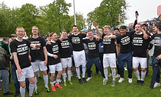 Der FC Gütersloh feiert am Sonntag den Regionalliga-Aufstieg - und Nico Bartling (Zweiter von links) ist mittendrin. - Jens Dünhölter Der FC Gütersloh feiert am Sonntag den Regionalliga-Aufstieg - und Nico Bartling (Zweiter von links) ist mittendrin. - Jens Dünhölter