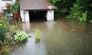 Land unter in Herford: Der Starkregen verursachte mehrere vollgelaufene Keller. In dieser Garage konnte vorerst kein Fahrzeug mehr untergebracht werden. - Feuerwehr Herford Land unter in Herford: Der Starkregen verursachte mehrere vollgelaufene Keller. In dieser Garage konnte vorerst kein Fahrzeug mehr untergebracht werden. - Feuerwehr Herford