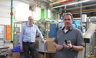 Roger Henke und Andreas Stolle stehen in der Produktionshalle des Unternehmens. - Dirk Windmöller Roger Henke und Andreas Stolle stehen in der Produktionshalle des Unternehmens. - Dirk Windmöller