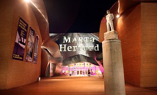 Lichtstrahler setzten den Gehry-Bau bei Nacht in Szene. Ob das Museum Marta bald wieder strahlt oder weiter dunkel bleibt, soll in der nächsten Ratssitzung entschieden werden. - Frank-Michael Kiel-Steinkamp Lichtstrahler setzten den Gehry-Bau bei Nacht in Szene. Ob das Museum Marta bald wieder strahlt oder weiter dunkel bleibt, soll in der nächsten Ratssitzung entschieden werden. - Frank-Michael Kiel-Steinkamp