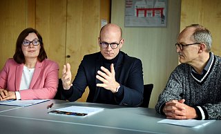 Ina Strate-Schneider (stellv. Leiterin Gesundheitsamt), Sozialdezernent Ingo Nürnberger und Peter Schmid, Leiter vom Gesundheitsamt, informierten am Samstag. - Barbara Franke Ina Strate-Schneider (stellv. Leiterin Gesundheitsamt), Sozialdezernent Ingo Nürnberger und Peter Schmid, Leiter vom Gesundheitsamt, informierten am Samstag. - Barbara Franke