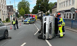 Der Fahrer des umgekippten Opel Meriva musste von der Feuerwehr aus dem Wagen befreit werden. - Polizei Paderborn Der Fahrer des umgekippten Opel Meriva musste von der Feuerwehr aus dem Wagen befreit werden. - Polizei Paderborn