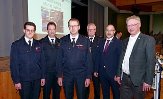 Offiziell von der Feuerwehr verabschiedet wurde Wehrführer Martin Liebing (3. v. l.). Dank und Anerkennung zollten (v. l.) Andreas Luig, Marcus Siekaup, Elmar Keuter, Christian Carl und Jörg Schlüter. - Ralph Meyer Offiziell von der Feuerwehr verabschiedet wurde Wehrführer Martin Liebing (3. v. l.). Dank und Anerkennung zollten (v. l.) Andreas Luig, Marcus Siekaup, Elmar Keuter, Christian Carl und Jörg Schlüter. - Ralph Meyer