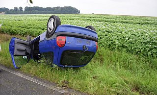 In der scharfen Rechtskurve hat der Unfallfahrer die Kontrolle über den Opel Corsa verloren. Als die Polizei zum Unfallort an die Häger Straße kam, war der Fahrer nicht mehr da. - Polizei In der scharfen Rechtskurve hat der Unfallfahrer die Kontrolle über den Opel Corsa verloren. Als die Polizei zum Unfallort an die Häger Straße kam, war der Fahrer nicht mehr da. - Polizei