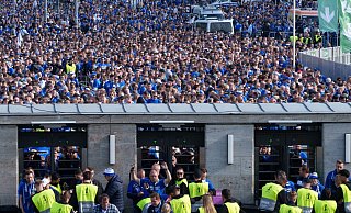 Am Südtor des Olympiastadions kam es unbestritten zu Problemen. Doch wer trägt die Verantwortung? - S?ren Stache/dpa Am Südtor des Olympiastadions kam es unbestritten zu Problemen. Doch wer trägt die Verantwortung? - S?ren Stache/dpa