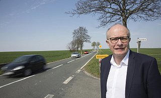 Zu keiner anderen Landesstraße erhielt der heimische Landtagsabgeordnete Bernhard Hoppe-Biermeyer mehr Bürgeranfragen als zur L 751, die jetzt 2021 saniert wird. - Lina Offergeld Zu keiner anderen Landesstraße erhielt der heimische Landtagsabgeordnete Bernhard Hoppe-Biermeyer mehr Bürgeranfragen als zur L 751, die jetzt 2021 saniert wird. - Lina Offergeld