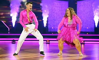 Selfiesandra und Tanzpartner Zsolt Sándor Cseke begeisterten im knallpinken Outfit Publikum und Jury bei Let's Dance. - RTL / Stefan Gregorowius Selfiesandra und Tanzpartner Zsolt Sándor Cseke begeisterten im knallpinken Outfit Publikum und Jury bei Let's Dance. - RTL / Stefan Gregorowius