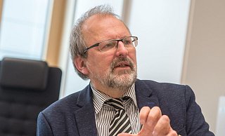 Heinz-Peter Meidinger ist seit 2017 Präsident des Deutschen Lehrerverbandes. Zudem ist er Schulleiter des Robert-Koch-Gymnasiums in Deggendorf (Bayern). - picture alliance / Armin Weigel/dpa Heinz-Peter Meidinger ist seit 2017 Präsident des Deutschen Lehrerverbandes. Zudem ist er Schulleiter des Robert-Koch-Gymnasiums in Deggendorf (Bayern). - picture alliance / Armin Weigel/dpa