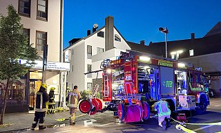 Die Feuerwehrleute beim Brandeinsatz in einem Restaurant an der Detmolder Straße. - Ralph Meyer Die Feuerwehrleute beim Brandeinsatz in einem Restaurant an der Detmolder Straße. - Ralph Meyer