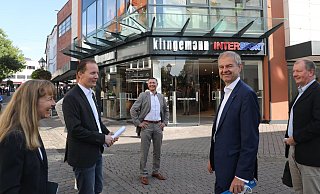 Gut gelaunt zeigten sich Petra Pigerl-Radtke (v. l.), Jens Klingemann, IHK-Hochstift-Geschäftsführer Jürgen Behlke (Paderborn) und IHK-Präsident Wolf D. Meier-Scheuven in Höxter beim Mode- und Sporthaus Klingemann. - Simone Flörke Gut gelaunt zeigten sich Petra Pigerl-Radtke (v. l.), Jens Klingemann, IHK-Hochstift-Geschäftsführer Jürgen Behlke (Paderborn) und IHK-Präsident Wolf D. Meier-Scheuven in Höxter beim Mode- und Sporthaus Klingemann. - Simone Flörke