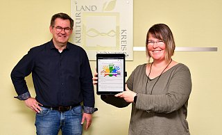 Christian Rodemeyer und Daniela Söffge zeigen das Tool "Kita-Planer". - Kreis Höxter Christian Rodemeyer und Daniela Söffge zeigen das Tool "Kita-Planer". - Kreis Höxter