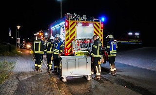Mit etwa 40 Kräften war die Feuerwehr in der Nacht auf Samstag im Einsatz, um den Brand in einem Mehrfamilienhaus in Bielefeld zu löschen. - Paul Brinkmann Mit etwa 40 Kräften war die Feuerwehr in der Nacht auf Samstag im Einsatz, um den Brand in einem Mehrfamilienhaus in Bielefeld zu löschen. - Paul Brinkmann