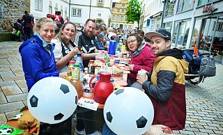 Pünktlich zum Start des Kaffeeklatsches in der Bielefelder Altstadt schloss der Himmel seine Schleusen und so stand einem außergewöhnlichen Frühstücksvergnügen von Jung und Alt nichts mehr im Weg. - Barbara Franke Pünktlich zum Start des Kaffeeklatsches in der Bielefelder Altstadt schloss der Himmel seine Schleusen und so stand einem außergewöhnlichen Frühstücksvergnügen von Jung und Alt nichts mehr im Weg. - Barbara Franke