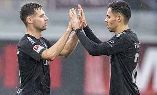 SCP-Akteur Raphael Obermair (r.) klatscht nach dem 4:3-Heimsieg gegen Fortuna Düsseldorf mit Marco Schuster ab. - dpa/picture alliance SCP-Akteur Raphael Obermair (r.) klatscht nach dem 4:3-Heimsieg gegen Fortuna Düsseldorf mit Marco Schuster ab. - dpa/picture alliance