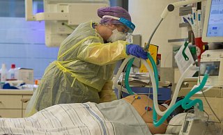 Eine Krankenschwester betreut einen Covidpatienten auf der Intensivstation des Krankenhauses Düren. (Archivbild). - Foto: Thomas Banneyer/dpa Eine Krankenschwester betreut einen Covidpatienten auf der Intensivstation des Krankenhauses Düren. (Archivbild). - Foto: Thomas Banneyer/dpa