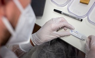 Wer auf Nummer sicher gehen will, lässt an einer Teststelle einen Corona-Test durchführen. Die Probe wird von geschultem Personal entnommen und ausgewertet. - Niklas Tüns Wer auf Nummer sicher gehen will, lässt an einer Teststelle einen Corona-Test durchführen. Die Probe wird von geschultem Personal entnommen und ausgewertet. - Niklas Tüns