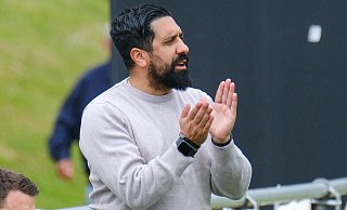 Theesens Trainer Engin Acar freut sich über den Kracher im Achtelfinale des Westfalenpokals. - Andreas Zobe Theesens Trainer Engin Acar freut sich über den Kracher im Achtelfinale des Westfalenpokals. - Andreas Zobe