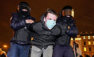 Die Polizei nimmt in der russischen Stadt St. Petersburg einen Demonstranten fest. - Foto: Dmitri Lovetsky/AP/dpa Die Polizei nimmt in der russischen Stadt St. Petersburg einen Demonstranten fest. - Foto: Dmitri Lovetsky/AP/dpa