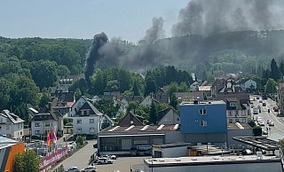 Am Windmühlenweg in Stieghorst ist am frühen Freitagnachmittag ein Feuer ausgebrochen. Die Rauchsäule war weithin sichtbar. - Felix Brenneke Am Windmühlenweg in Stieghorst ist am frühen Freitagnachmittag ein Feuer ausgebrochen. Die Rauchsäule war weithin sichtbar. - Felix Brenneke