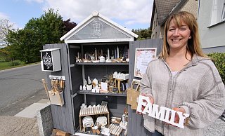 Chantal Linke neben ihrem Schranklädchen am Finkenweg in Lippinghausen. Den Schrank hat sie selbst umgestaltet. - Björn Kenter Chantal Linke neben ihrem Schranklädchen am Finkenweg in Lippinghausen. Den Schrank hat sie selbst umgestaltet. - Björn Kenter