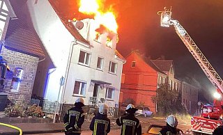 Beim Eintreffen der Einsatzkräfte in der Nacht stand der Dachstuhl bereits in Vollbrand. - Feuerwehr Lauenförde/Meyer Beim Eintreffen der Einsatzkräfte in der Nacht stand der Dachstuhl bereits in Vollbrand. - Feuerwehr Lauenförde/Meyer