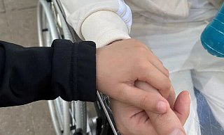 Der 36-Jährige ist wegen der Folgen der Attacke noch immer auf einen Rollstuhl angewiesen. Er lebt nach mehr als neun Monaten in Krankenhaus und Reha wieder Zuhause. - privat Der 36-Jährige ist wegen der Folgen der Attacke noch immer auf einen Rollstuhl angewiesen. Er lebt nach mehr als neun Monaten in Krankenhaus und Reha wieder Zuhause. - privat