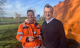 So sieht Zivilcourage aus: Frank-Dietmar Hermes (l.), Streckenwart der Autobahnmeisterei Wünnenberg, hat das Portemonnaie vom Paderborner Ratsherr Robert Siemensmeyer gefunden. Beide haben sich auf dem Autohof Paderborn-Mönkeloh vergangene Woche zur Übergabe getroffen. - Renée Trippler /Die Autobahn GmbH Niederlassung Westfalen So sieht Zivilcourage aus: Frank-Dietmar Hermes (l.), Streckenwart der Autobahnmeisterei Wünnenberg, hat das Portemonnaie vom Paderborner Ratsherr Robert Siemensmeyer gefunden. Beide haben sich auf dem Autohof Paderborn-Mönkeloh vergangene Woche zur Übergabe getroffen. - Renée Trippler /Die Autobahn GmbH Niederlassung Westfalen