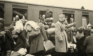 Das Foto zeigt die Deportation am 13. Dezember 1941 vom Bielefelder Hauptbahhof. Auch ein Bielefelder Ehepaar musste einsteigen. - Stadtarchiv Bielefeld Das Foto zeigt die Deportation am 13. Dezember 1941 vom Bielefelder Hauptbahhof. Auch ein Bielefelder Ehepaar musste einsteigen. - Stadtarchiv Bielefeld